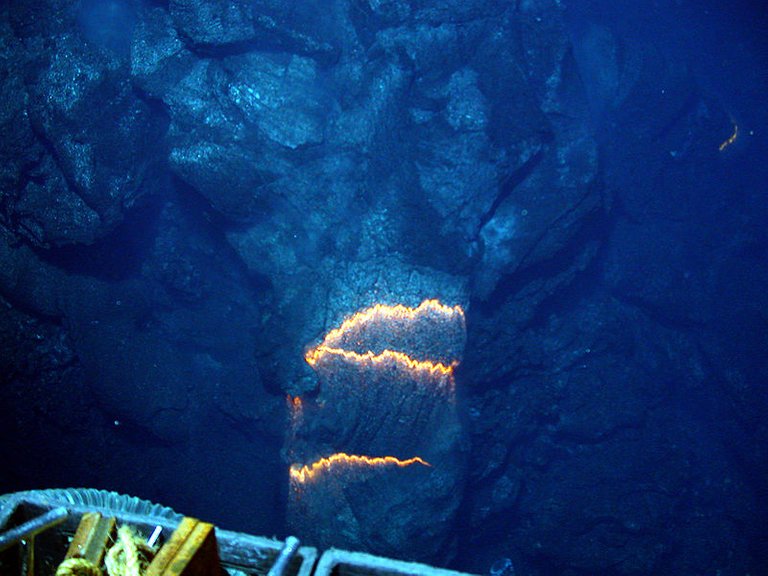 800px-Bands_of_glowing_magma_from_submarine_volcano.jpg