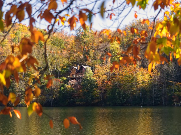 jessicaoutside.com-PA120309-lakehouse-in-the-fall-autumn-vermont-1200.jpg