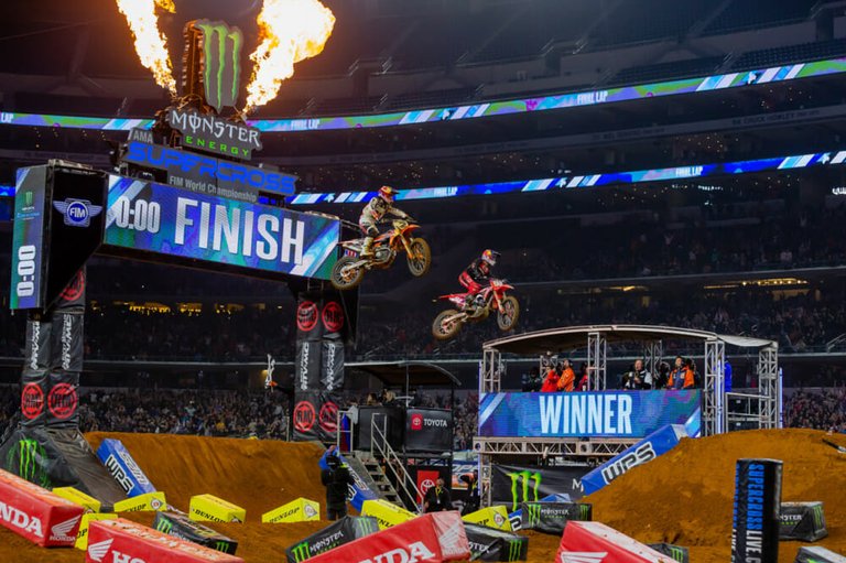 2018-Arlington-Supercross-Ken-Roczen-Cooper-Webb.jpeg