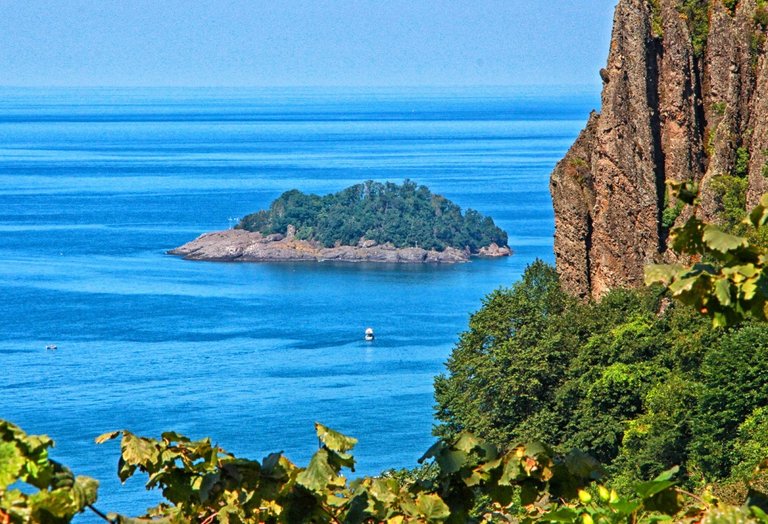 giresun.island.two.jpg