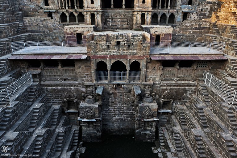 Abhaneri-step-well.jpg