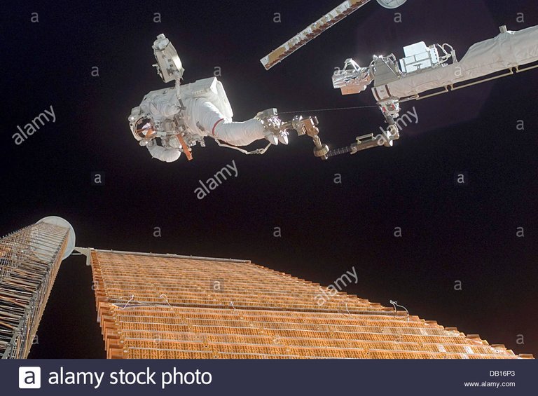 us-astronaut-scott-parazynski-fixes-a-solar-sail-of-the-space-station-DB16P3.jpg