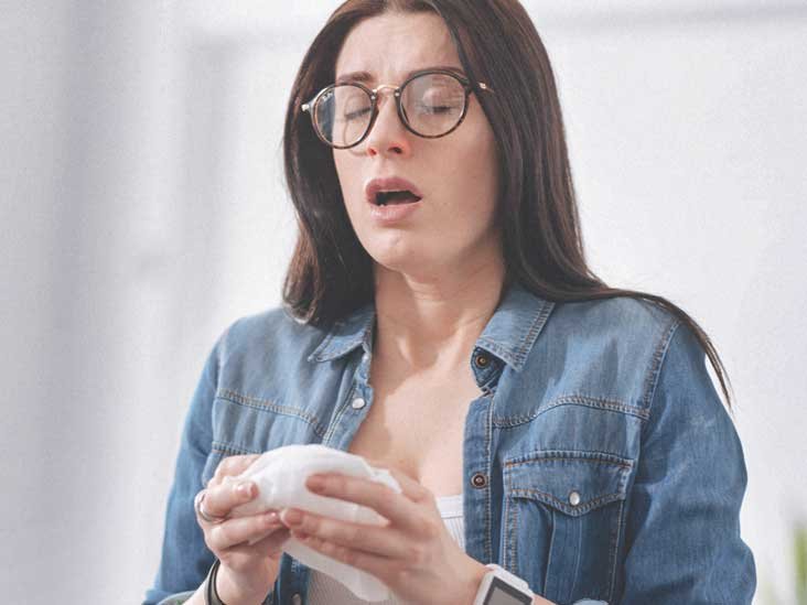 3816-woman_sneezing-732x549-thumbnail.jpg