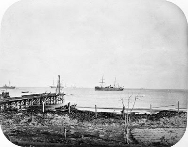 pelabuhan ule lheu 1890 collectie_tropenmuseum_schepen_op_de_rede_van_atjeh_tmnr_60001918-jpg1.jpeg