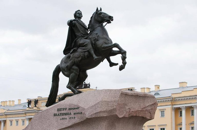 Mednyj-vsadnik-v-Sankt-Peterburge-foto.jpg