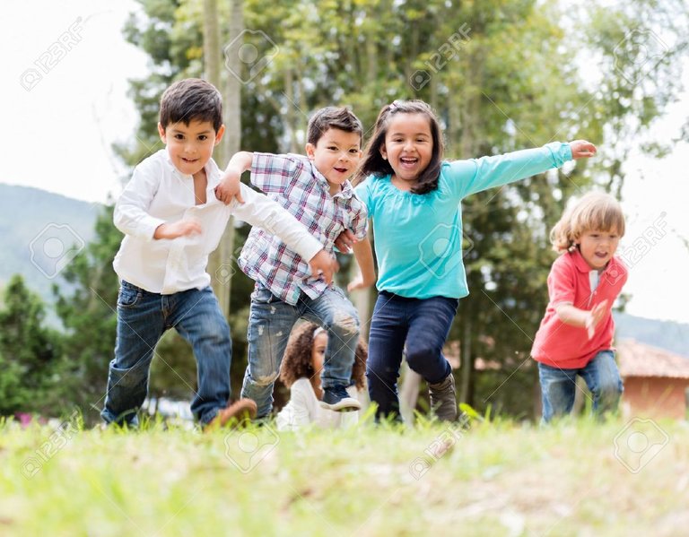 21864160-Felice-gruppo-di-bambini-che-giocano-al-parco-Archivio-Fotografico.jpg