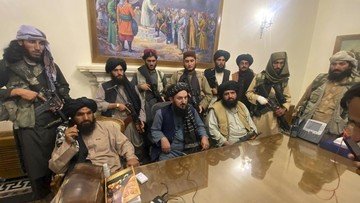 pejuang-taliban-menguasai-istana-kepresidenan-afghanistan-setelah-presiden-afghanistan-ashraf-ghani-melarikan-diri-apzabi-kari_169.jpeg