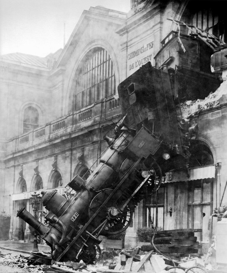 train-wreck-67775_1920.jpg