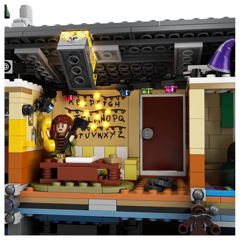 lego-stranger-things-75810-the-upside-down-12.jpg