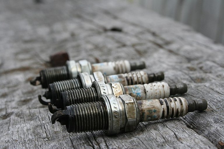 800px-Spark_plugs.jpg