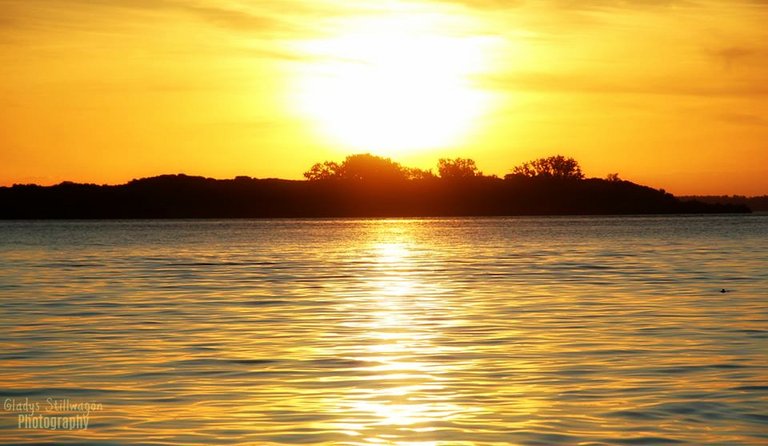 atardecer en laguna hermoso.jpg