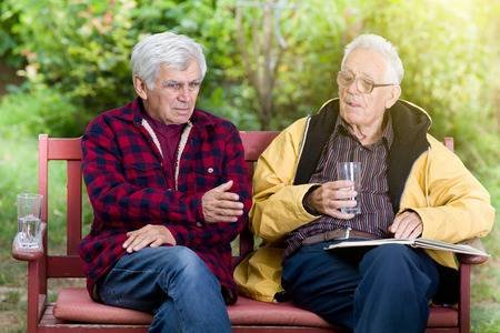 dos hombres mayores hablando.jpg