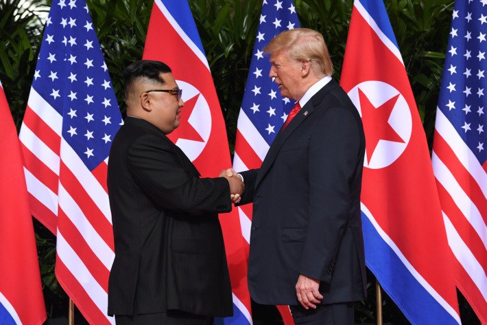 11-trump-kim-handshake.w710.h473.jpg