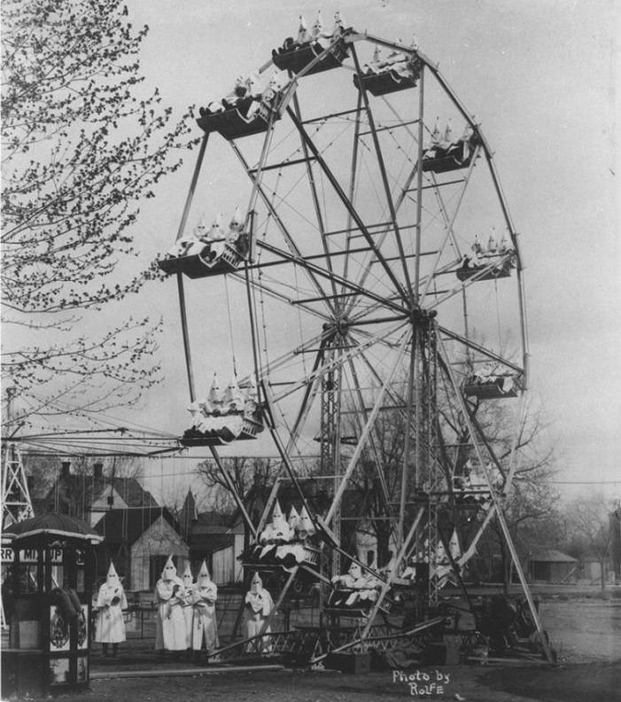 miembros del ku klux klan en una rueda 1925.jpg