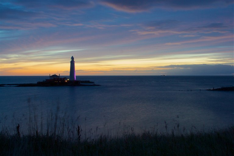 St Marys Lighthouse at Dawn 001.jpg