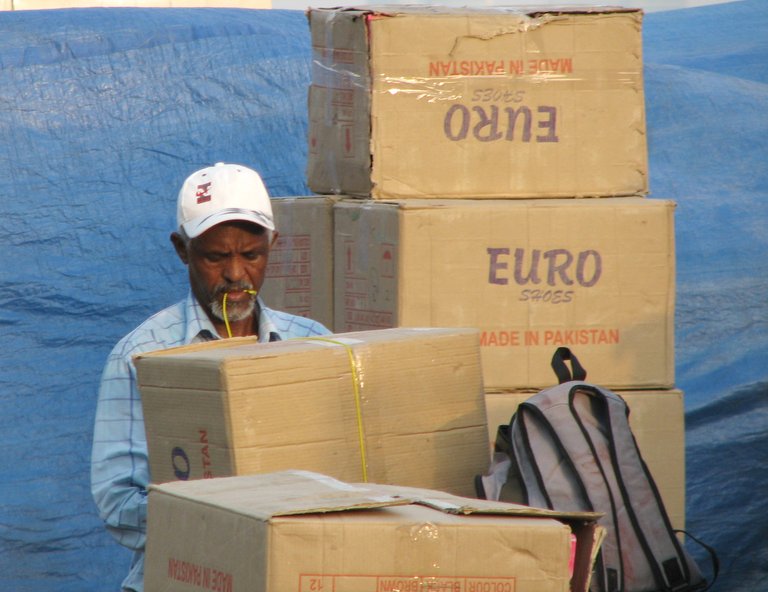 dubai10-workers.jpg