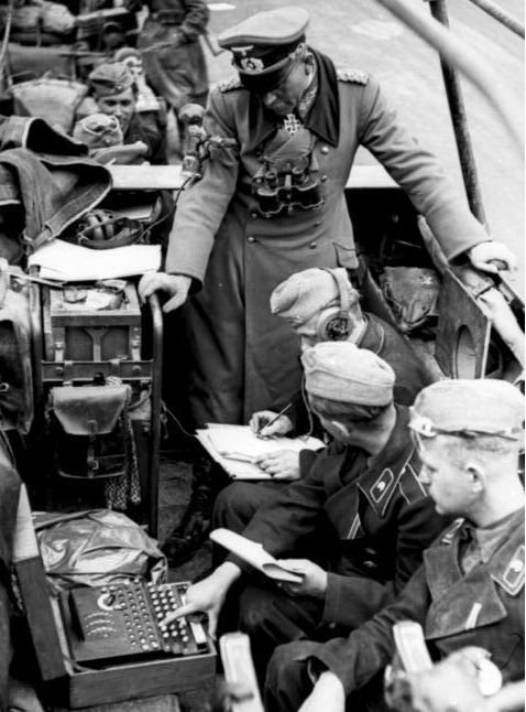 Bundesarchiv_Bild_101I-769-0229-10A,_Frankreich,_Guderian,__Enigma__croppped.jpg