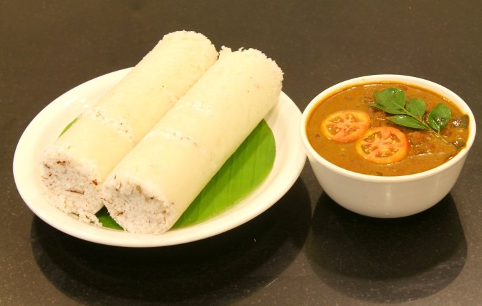 Puttu_with_kadala_curry.jpg