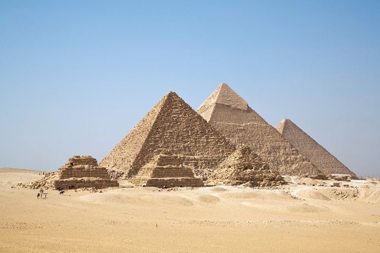 800px-All_Gizah_Pyramids.jpg