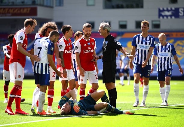 referee-martin-atkinson-speaks-to-hector-bellerin-and-shkodran-of-picture-id1250975221.jpg