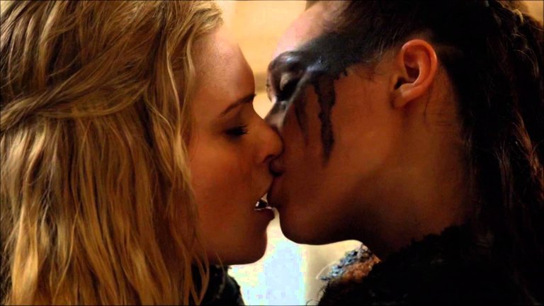 clexa_kiss.jpg