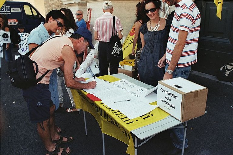 800px-2011-09-17_Roma_Raccolta_firme_Radicali.jpg