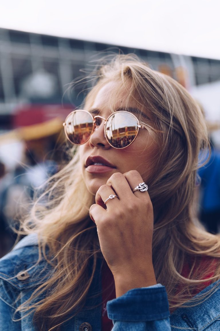 young-woman-in-sunglasses-with-rings_925x.jpg