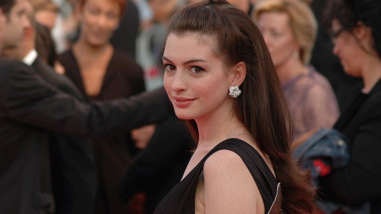 Anne_Hathaway_at_the_2007_Deauville_American_Film_Festival-01.png