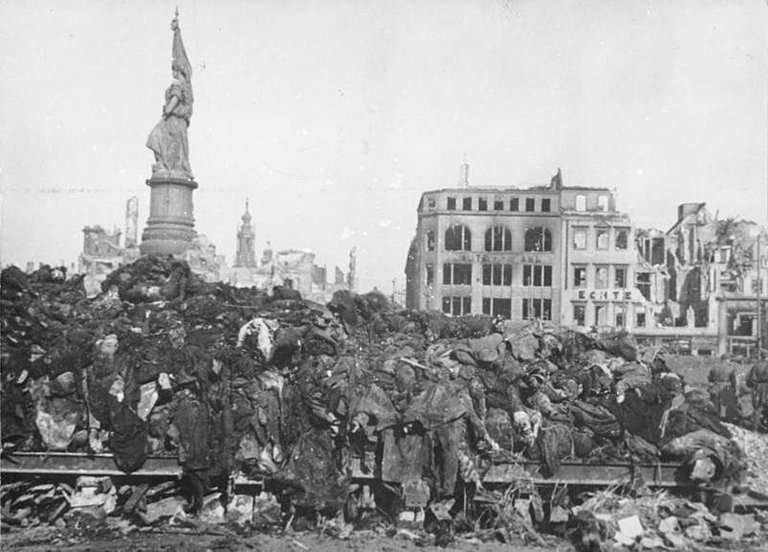 800px-Bundesarchiv_Bild_183-08778-0001,_Dresden,_Tote_nach_Bombenangriff.jpg