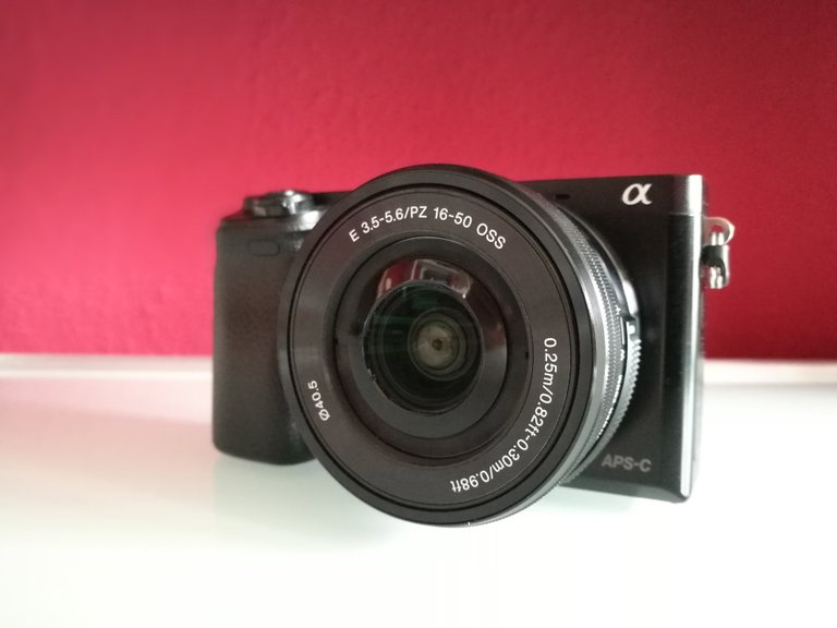 Sony Alpha 6000 vorn.jpg