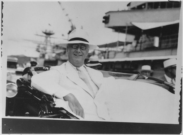 800px-Franklin_D._Roosevelt_in_Panama_-_NARA_-_197006.jpg