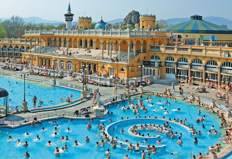 Szechenyi-Spa-Baths-Press-Photo-Outdoor-Pool.jpg