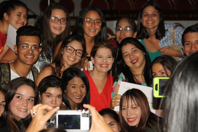 carmen julia con el grupo de teatro.JPG