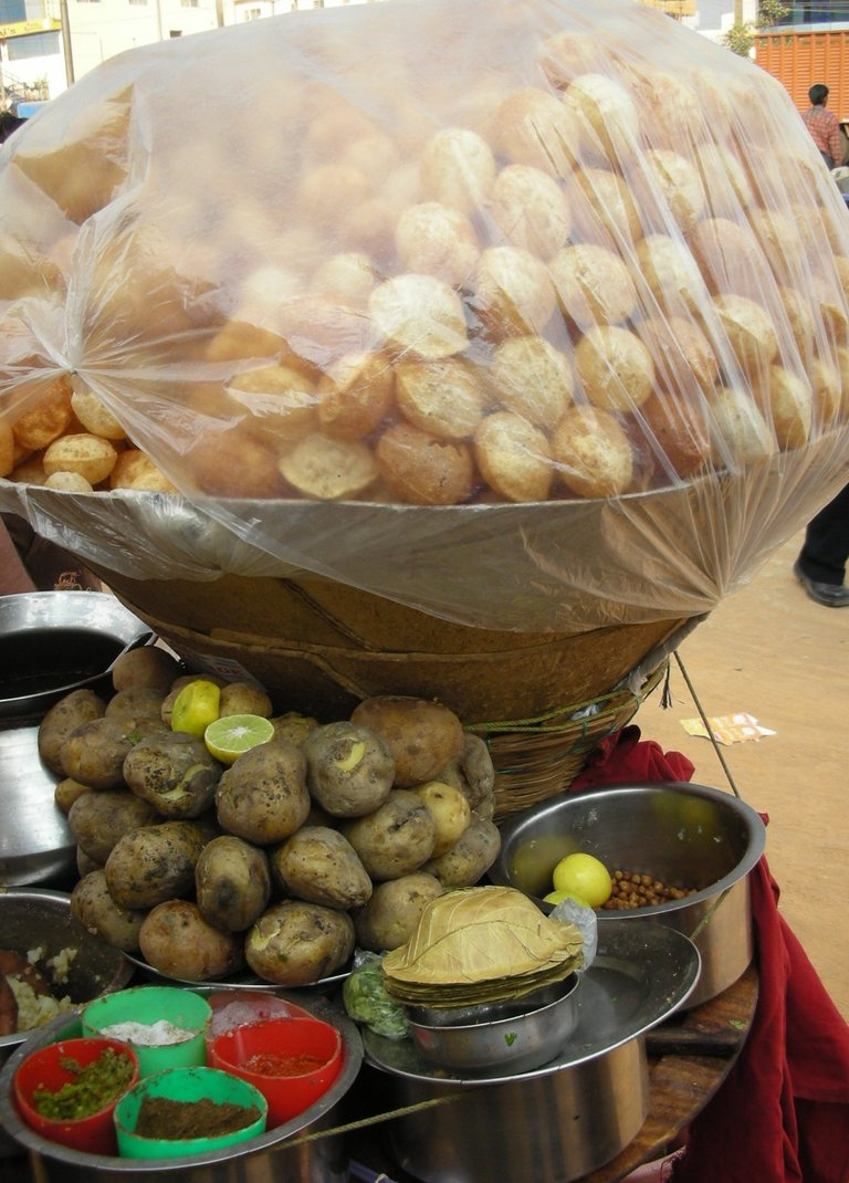 Indian_cuisine-Panipuri.jpg