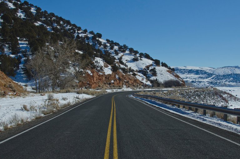 The road along the snowy lake.JPG