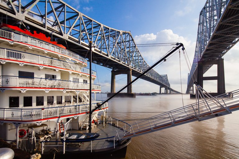 Riverboat and Crescent City Connection.jpg