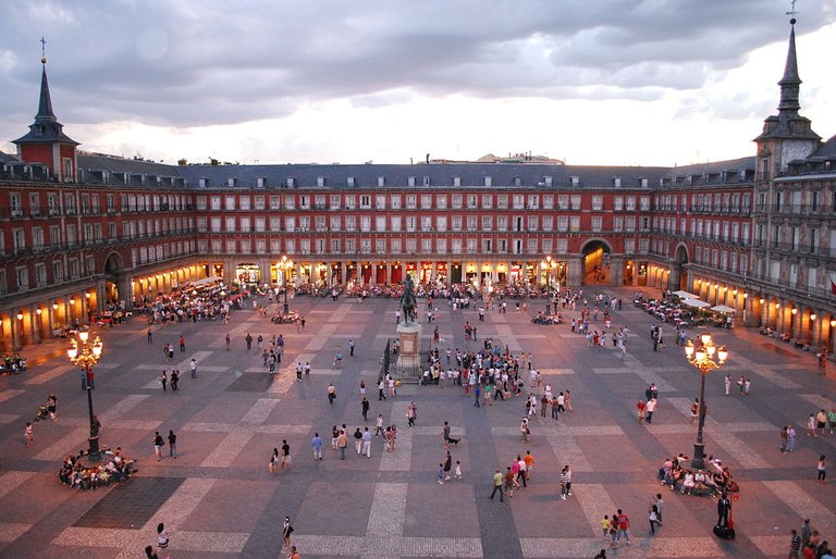 1200px-Plaza_Mayor_de_Madrid_06.jpg