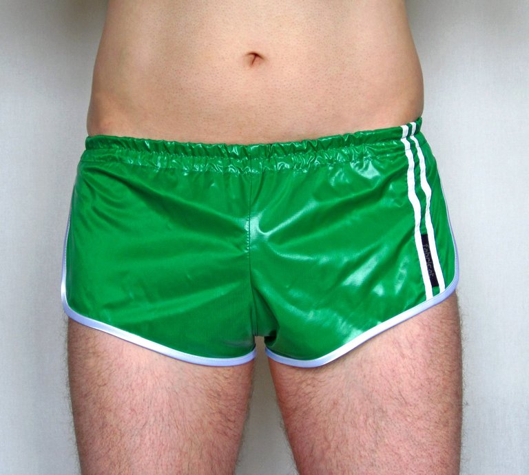 klein-fabricat-80er-retro-sprinter-shorts-glanznylon-kurz-grün-vorn.jpg