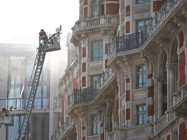 skynews-firefighters-mandarin-oriental-hotel_4329556.jpg