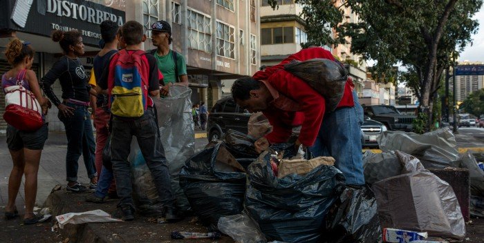 venezolanos-comiendo-basura-3-700x352.jpg