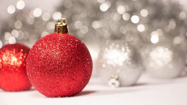 red-sparkly-christmas-ornaments.jpg