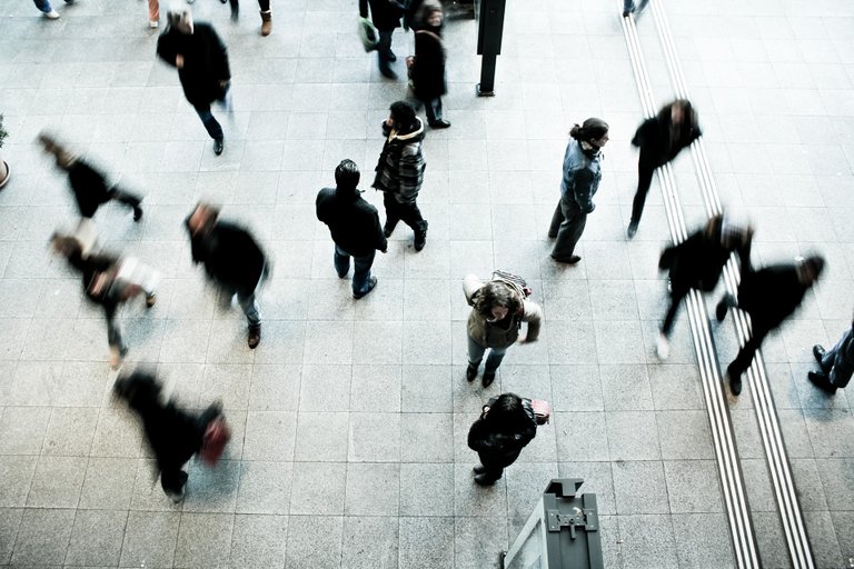 pedestrians-1209316_1920.jpg