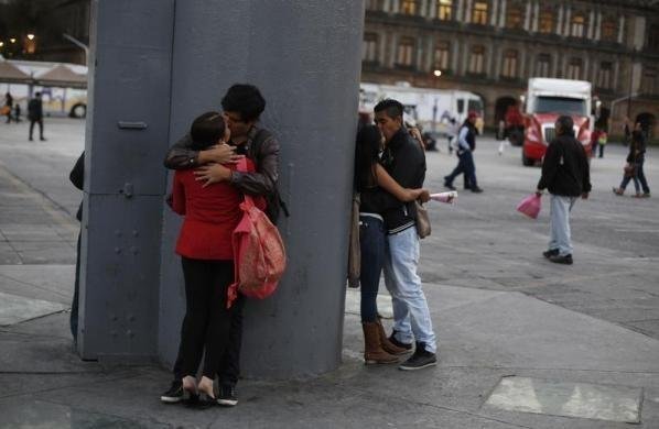 450254-couples-kiss-at-the-base-of-the-flag-pole-at-the-zocalo-square-in-down.jpg