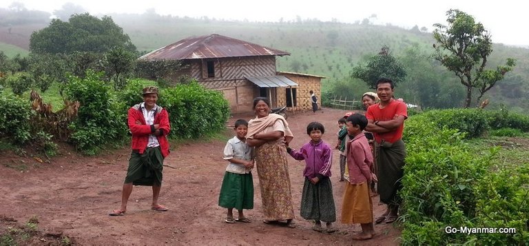 3_danu_tribe_family_between_kalaw_and_pindaya.jpg