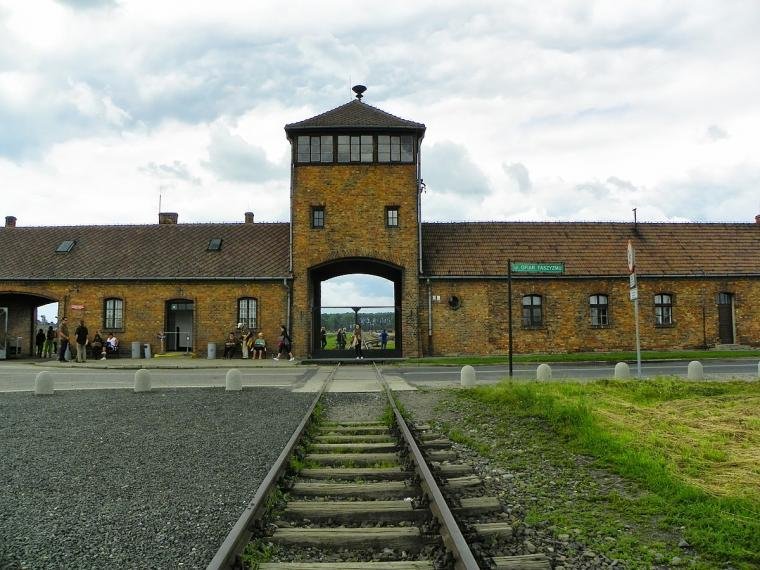 3-auschwitz-birkenau.jpg