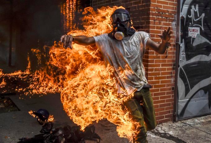 Venezuela-manifestante-envuelto-en-llamas-durante-protesta-13-680x461.jpg