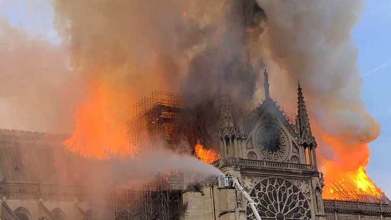 Fuego en la catedral.jpg