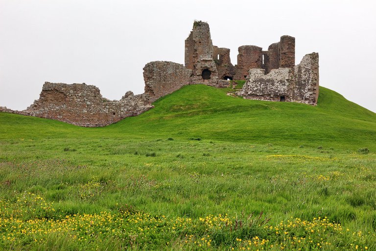 duffus_castle_hill_by_somadjinn-dcjrbm7.jpg