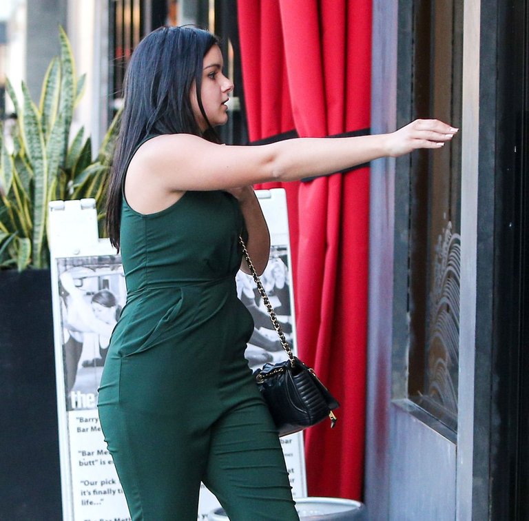 ariel-winter-out-in-los-angeles-september-2015_16.jpg