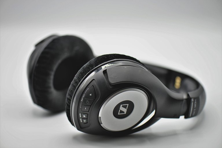 headphones-3683983_1920.jpg